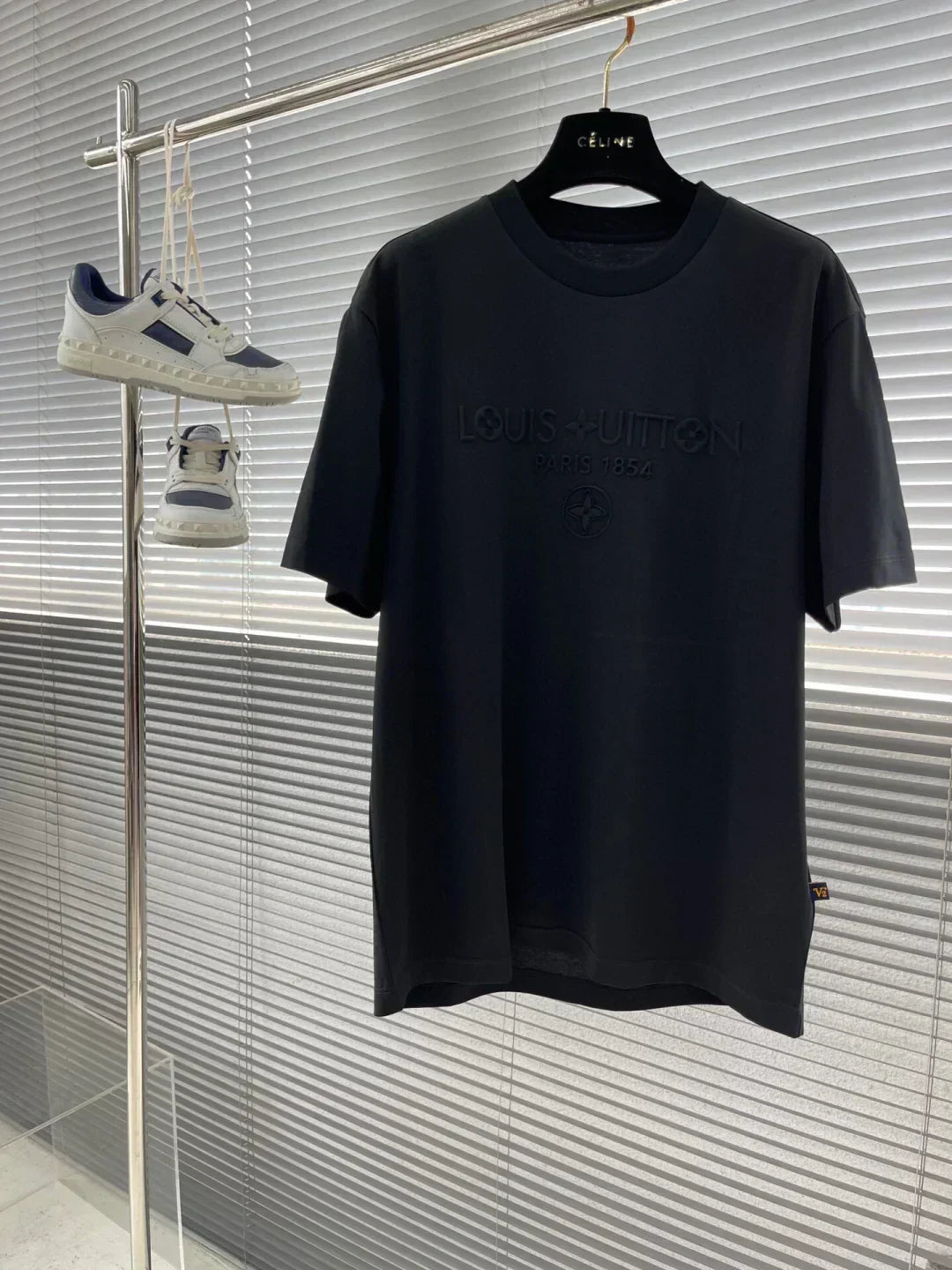 camiseta de cuello redondo bordada