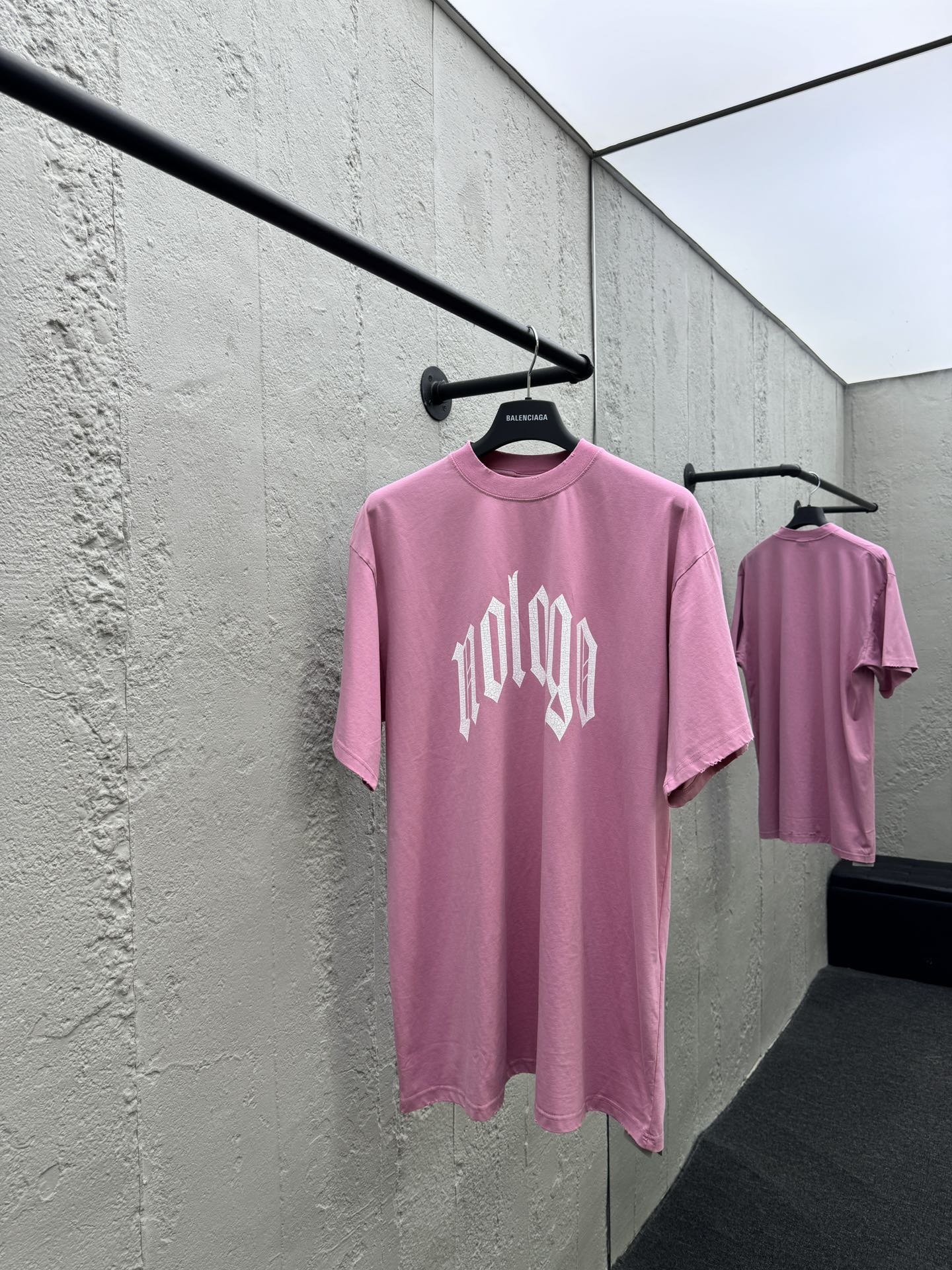 T-Shirt mit Graffiti-Print, Lochmuster und ohne Logo