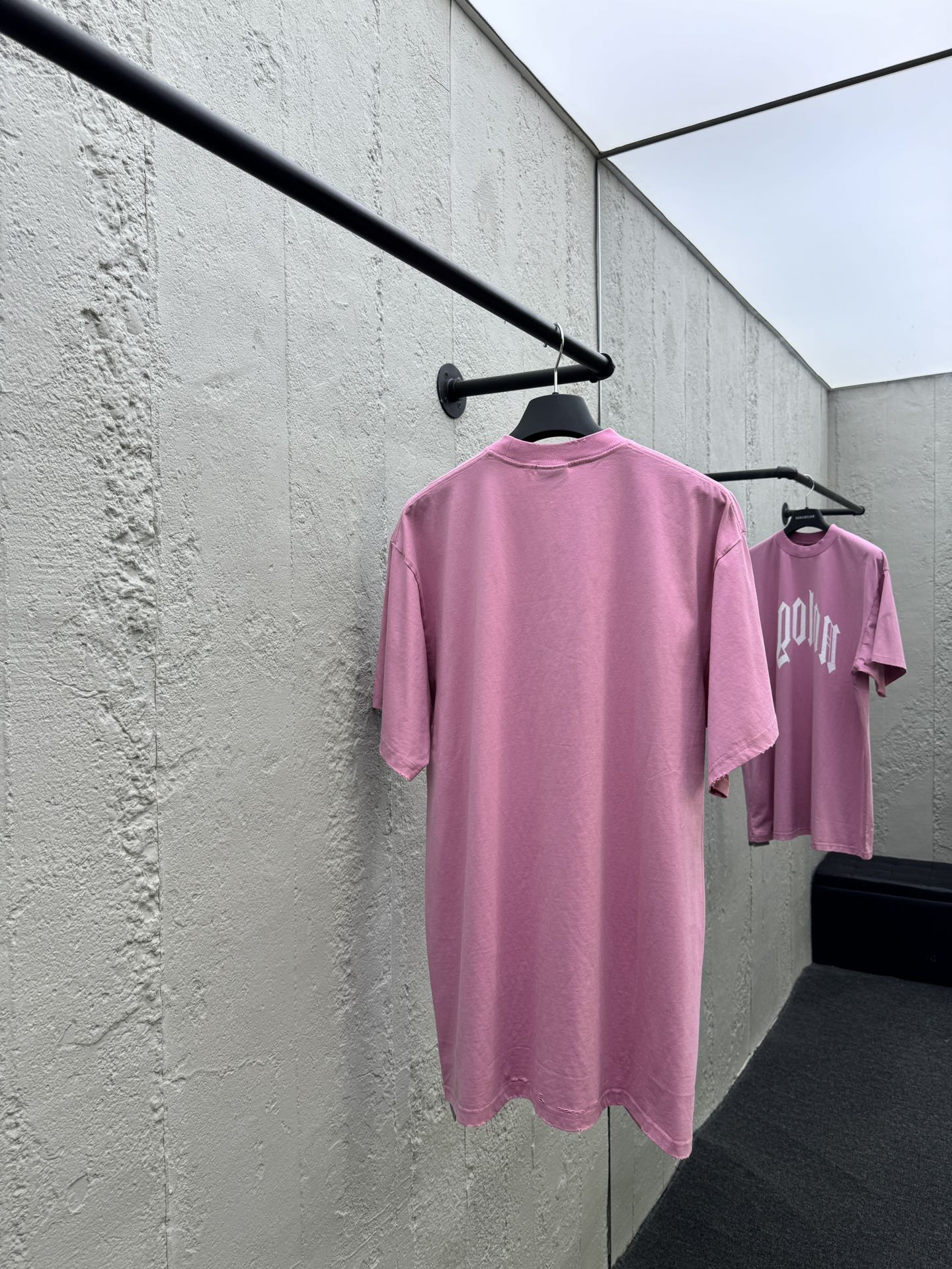 T-Shirt mit Graffiti-Print, Lochmuster und ohne Logo