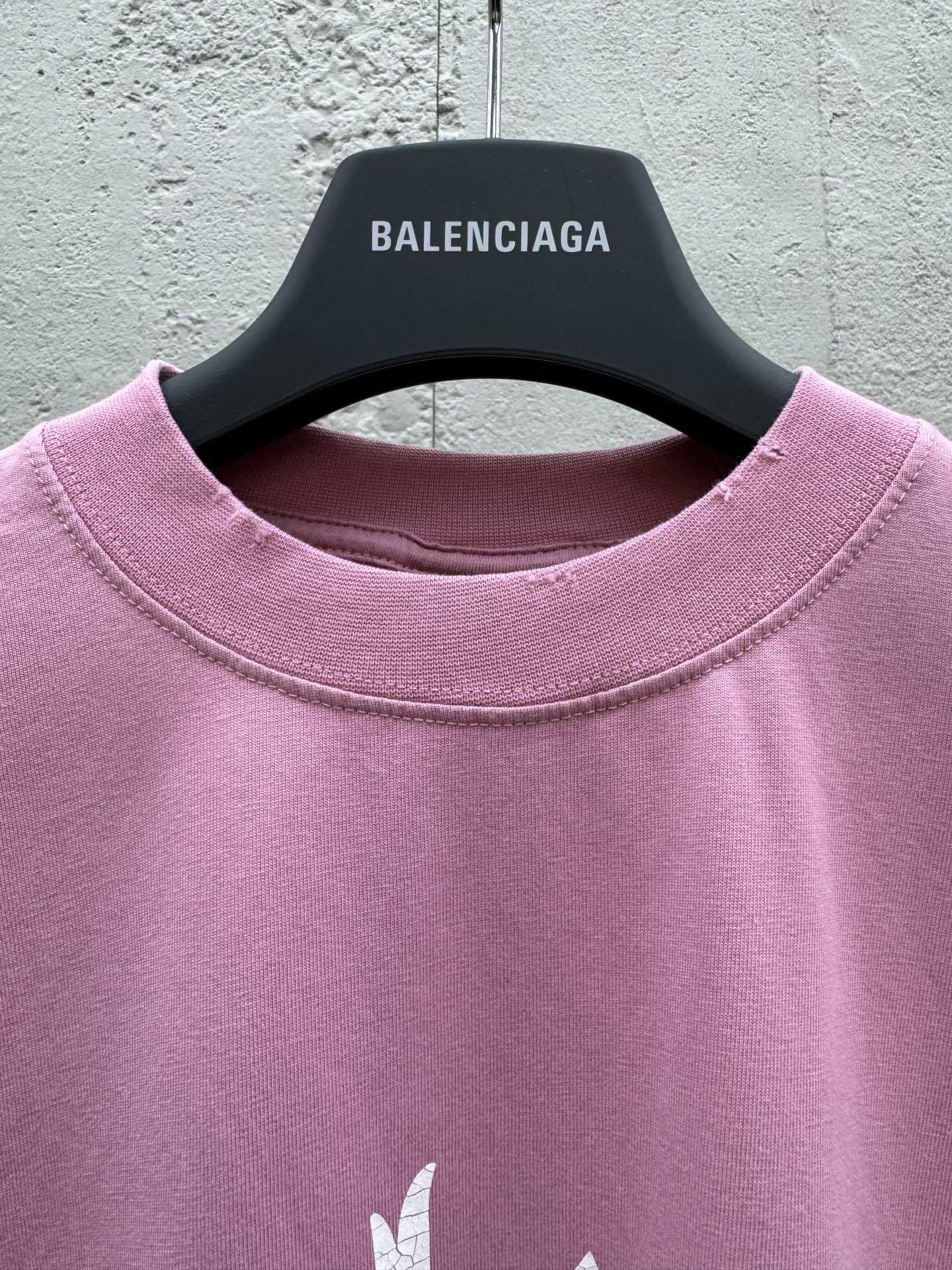 T-Shirt mit Graffiti-Print, Lochmuster und ohne Logo