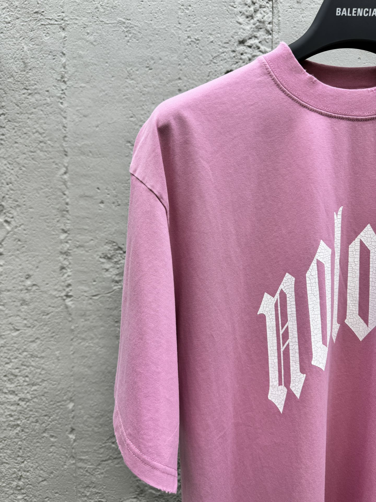 T-Shirt mit Graffiti-Print, Lochmuster und ohne Logo