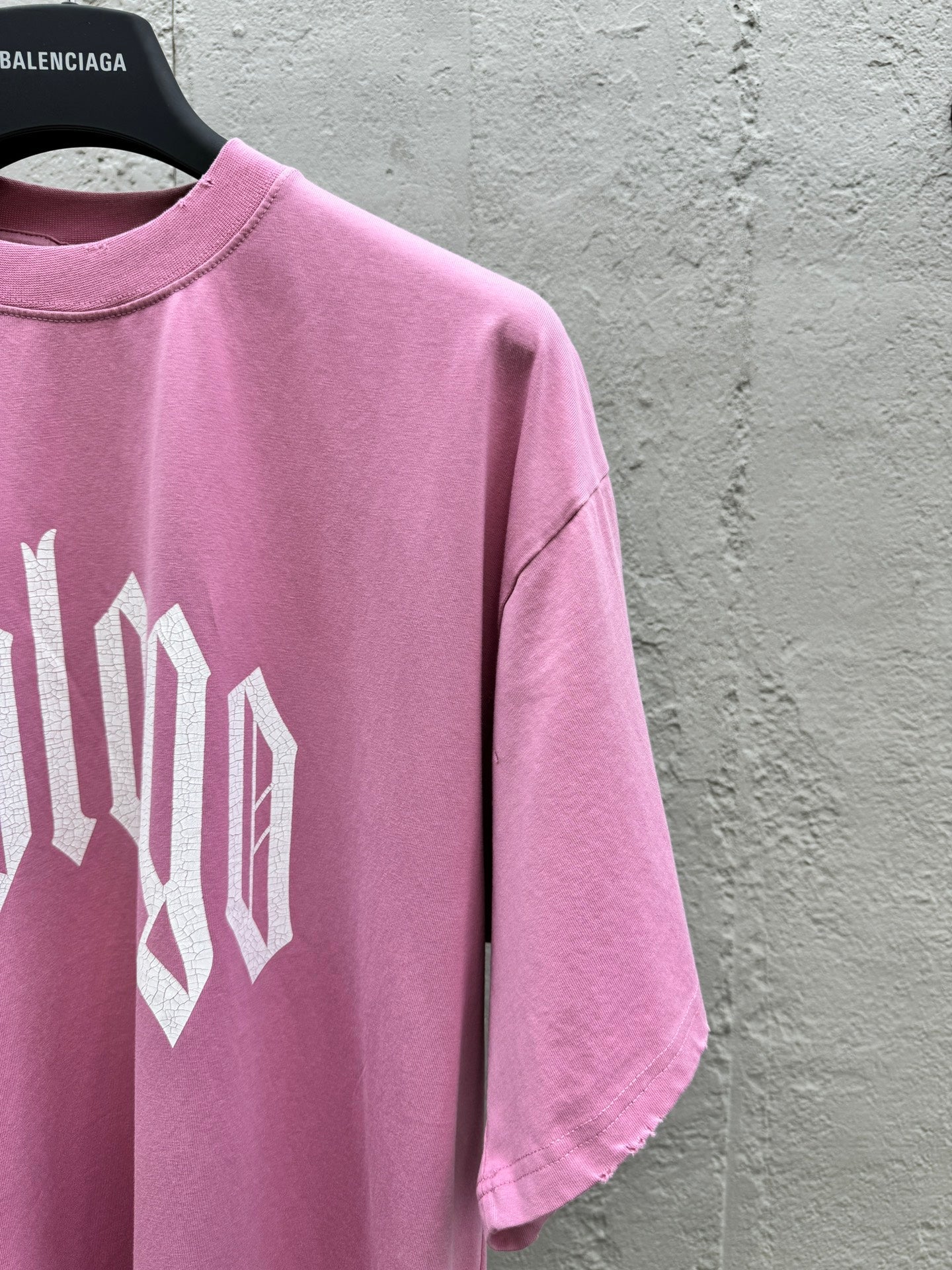 T-Shirt mit Graffiti-Print, Lochmuster und ohne Logo