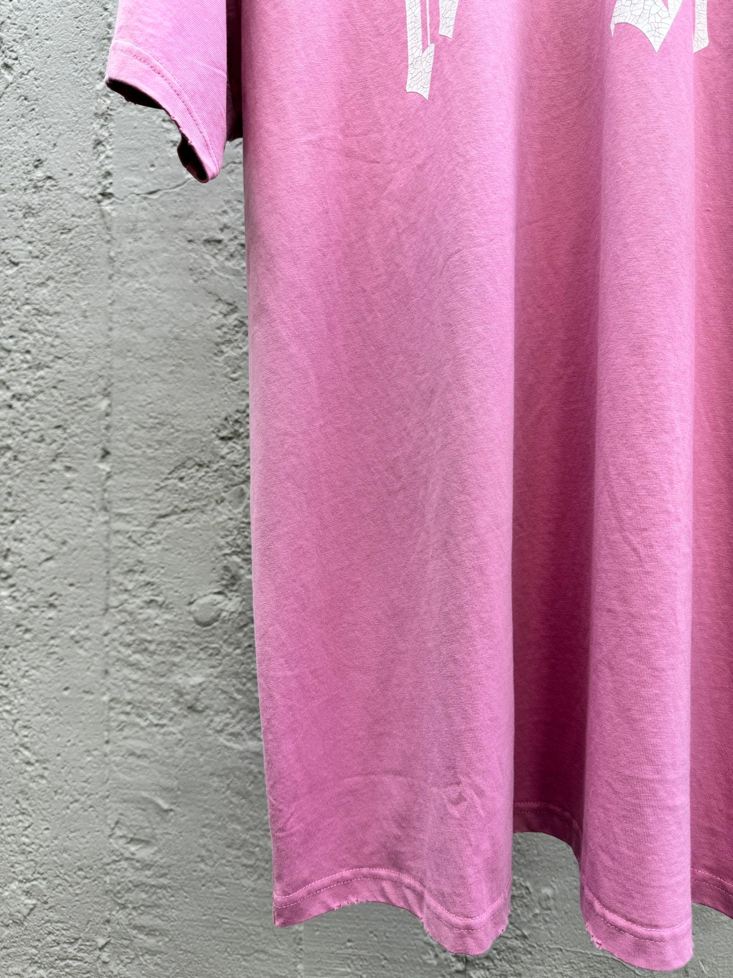 T-Shirt mit Graffiti-Print, Lochmuster und ohne Logo