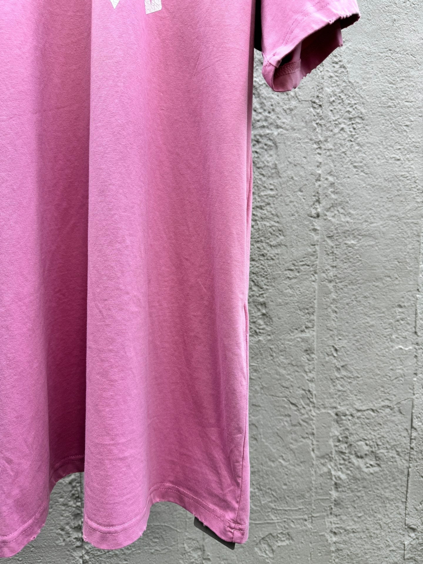 T-Shirt mit Graffiti-Print, Lochmuster und ohne Logo