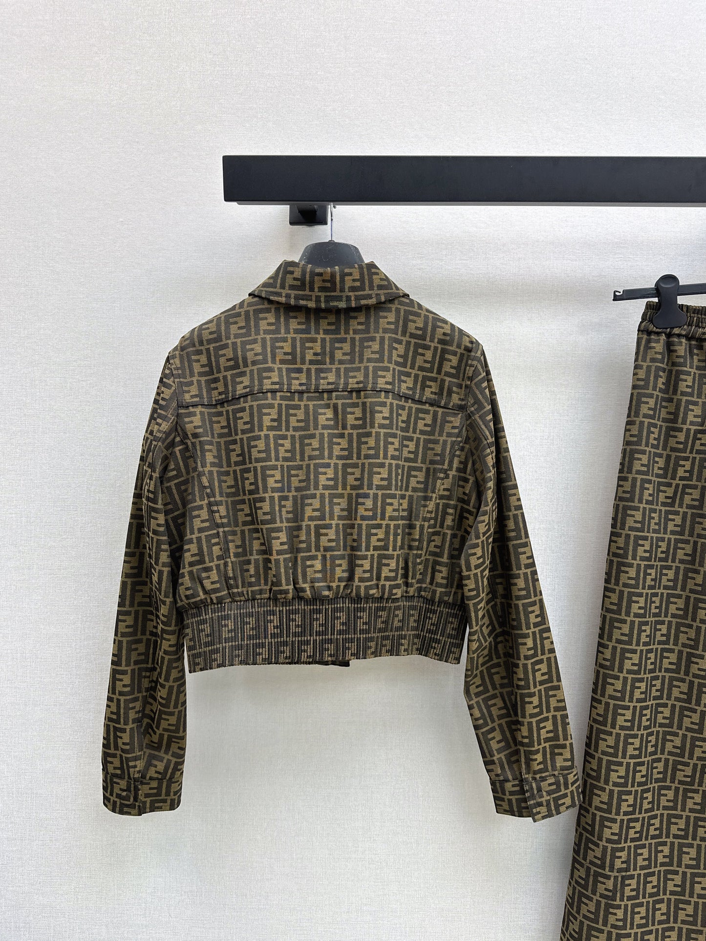 The latest fall/winter classic monogram jacquard jacket and trousers.