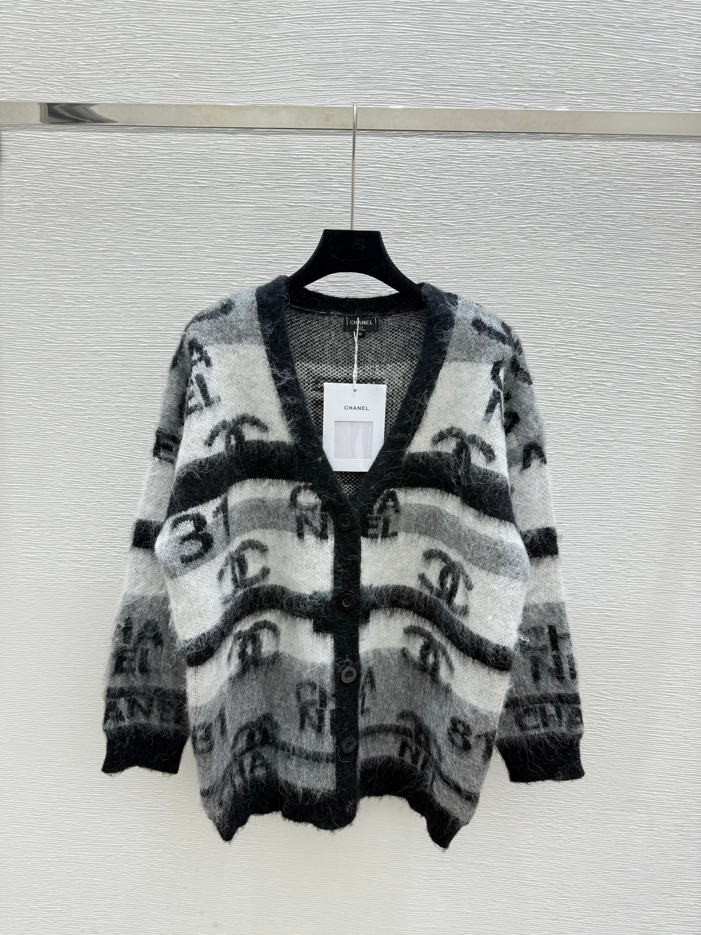 New Early Autumn Colorblock Letter Jacquard V-neck Knitted Long-sleeved Cardigan