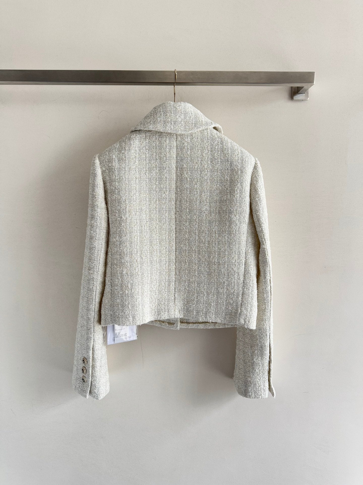 Gentle and feminine tweed coat