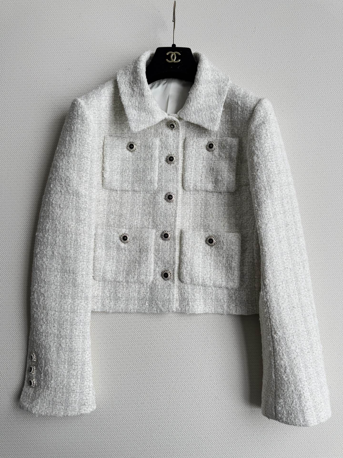 Gentle and feminine tweed coat