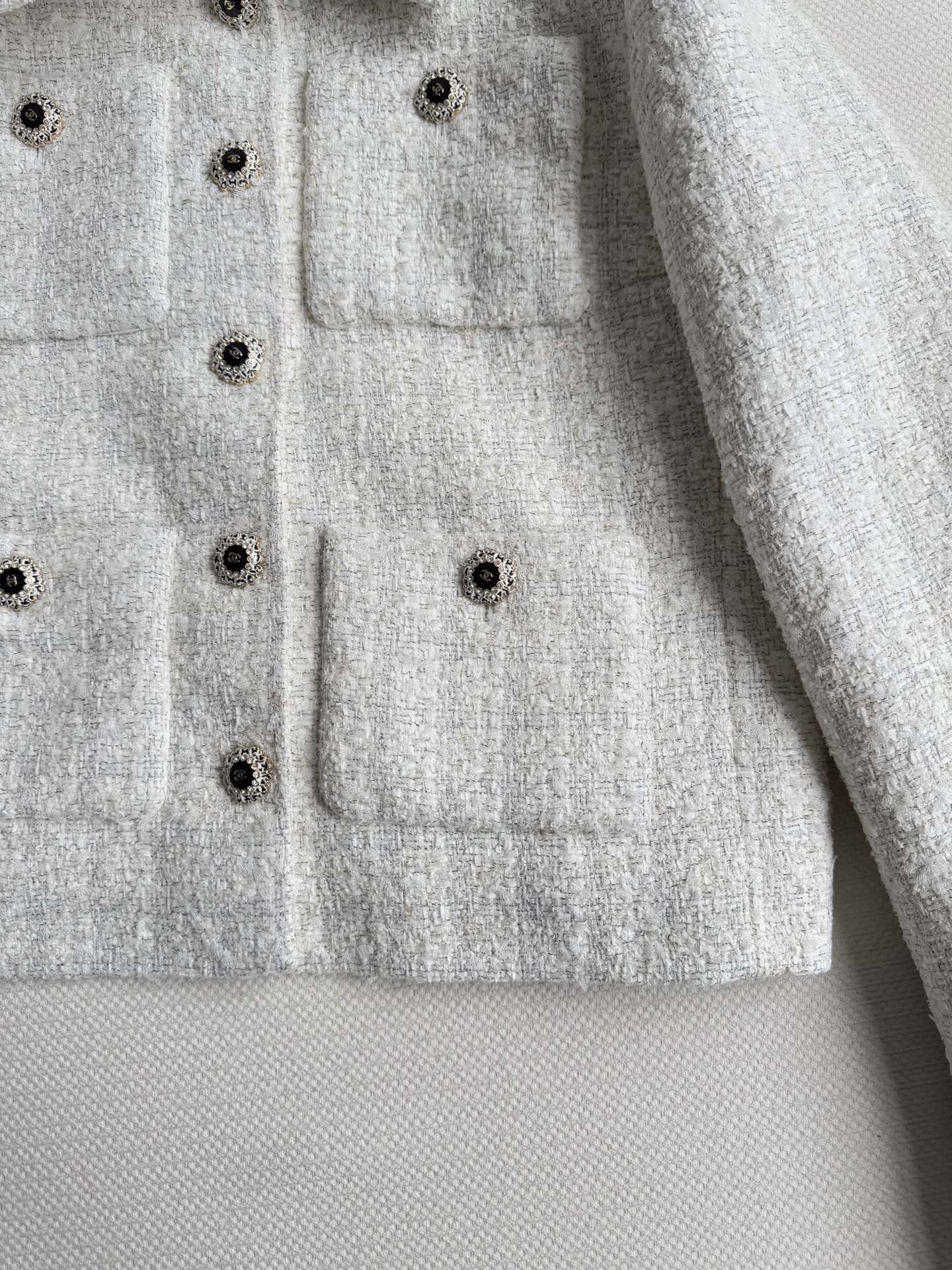 Gentle and feminine tweed coat