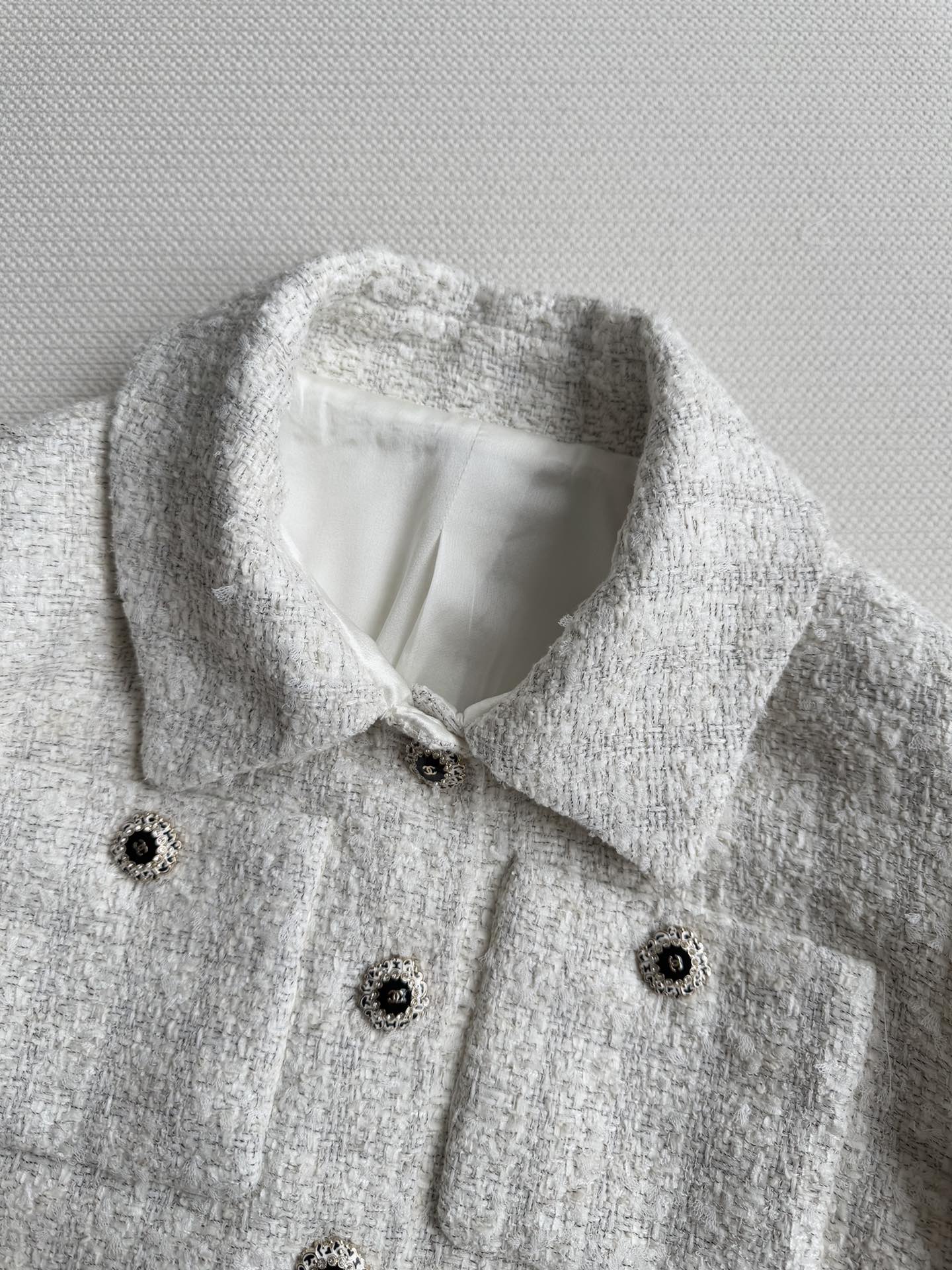 Gentle and feminine tweed coat