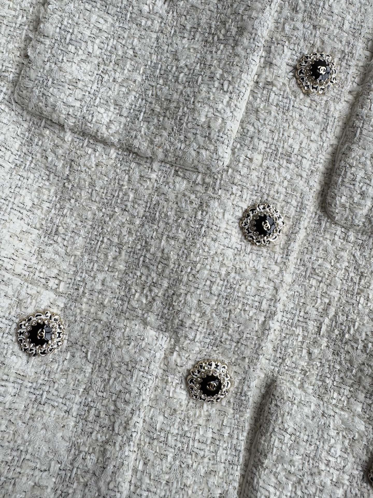 Gentle and feminine tweed coat