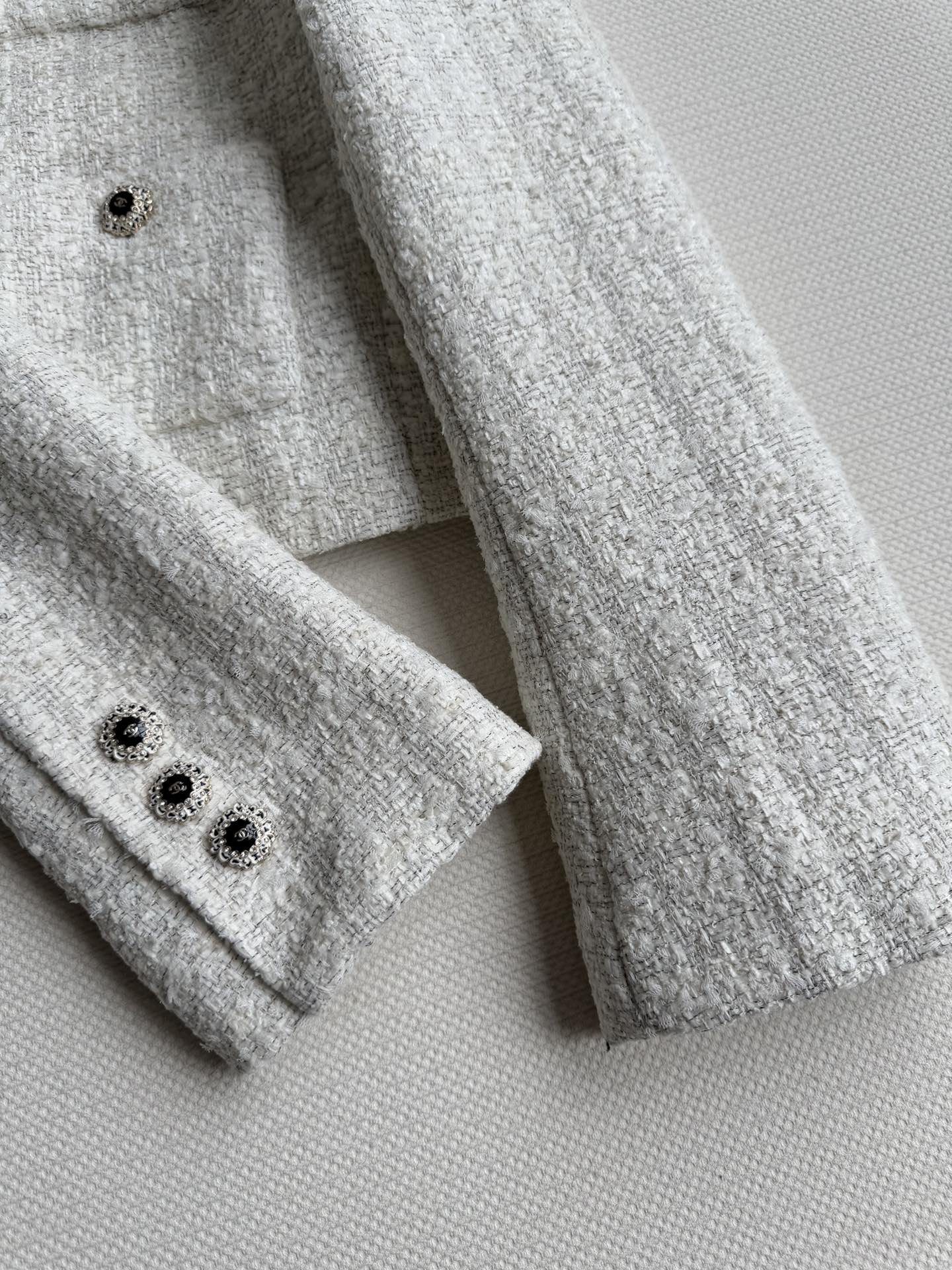 Gentle and feminine tweed coat