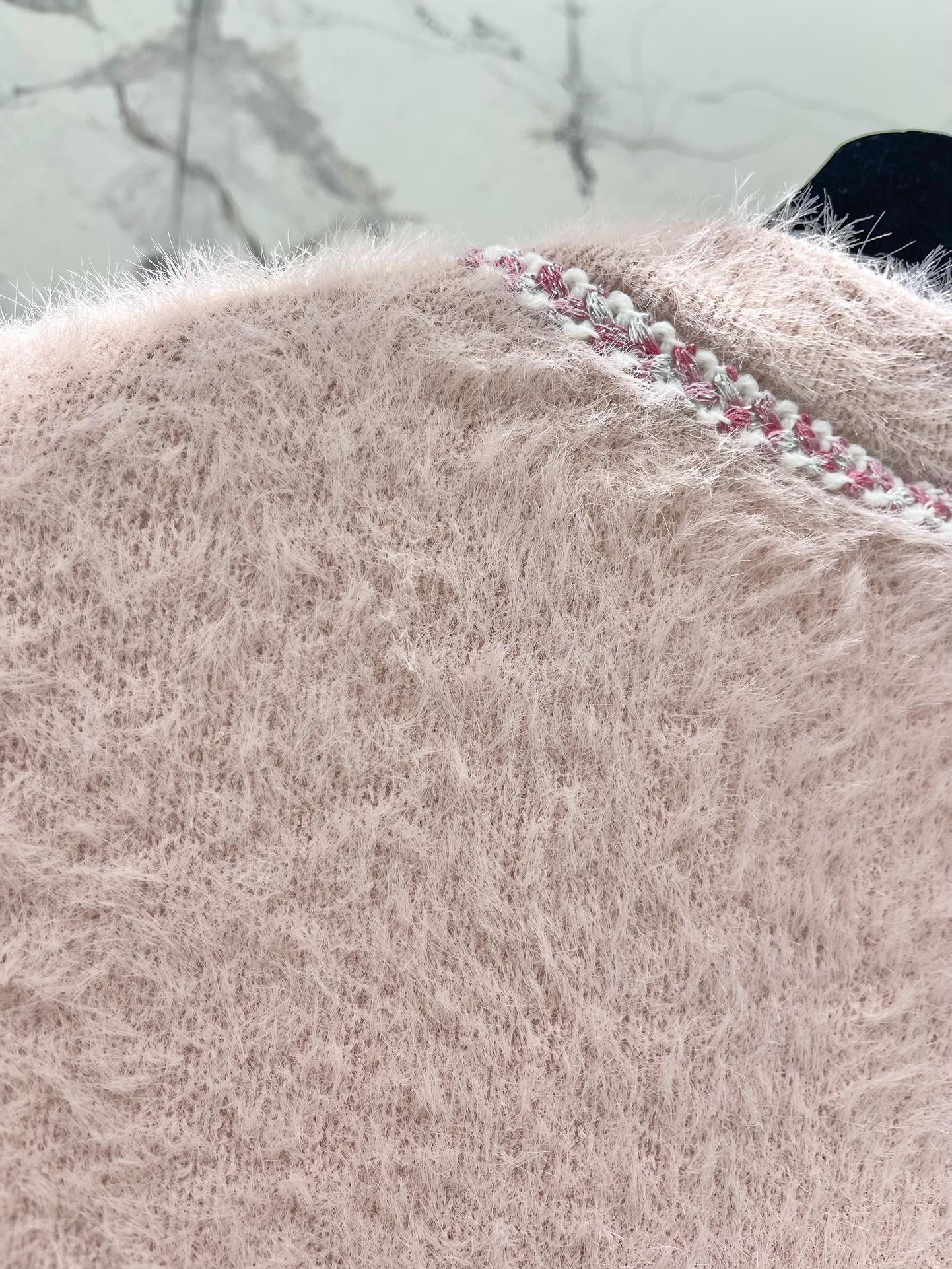 25FW Thick, color-blocked brushed knit cardigan