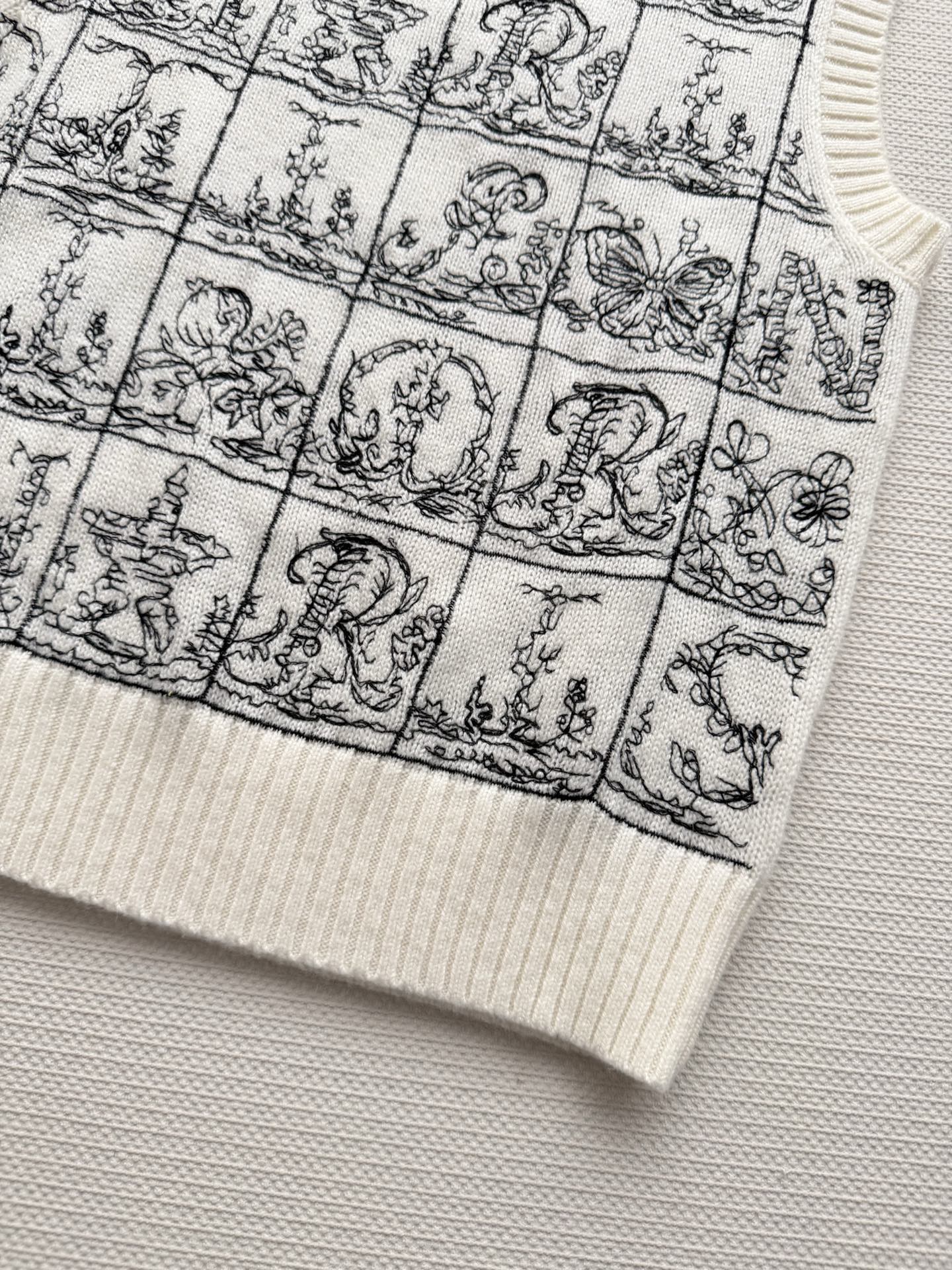 26SS NEW black letter jacquard pattern knitted vest