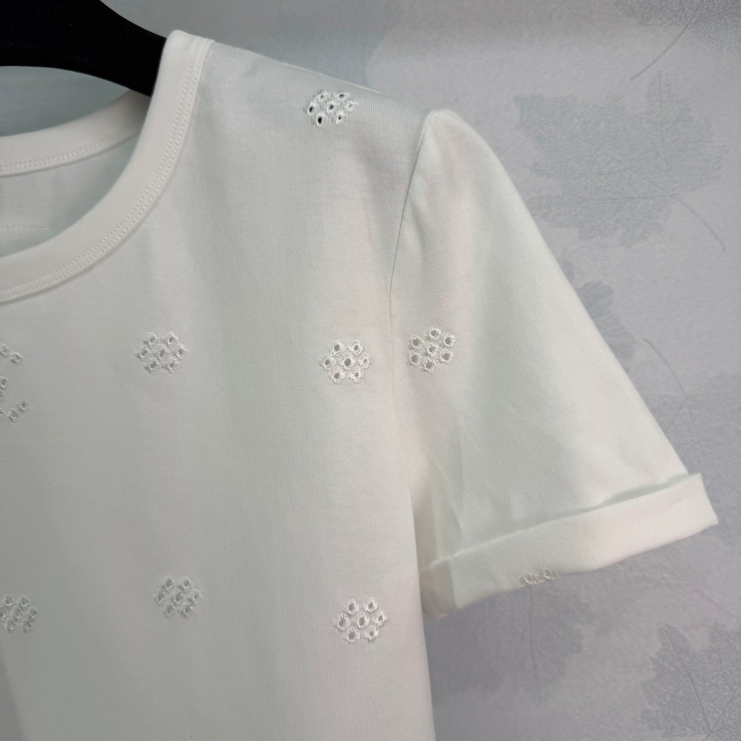 26SS NEUES ausgehöhltes, besticktes T-Shirt