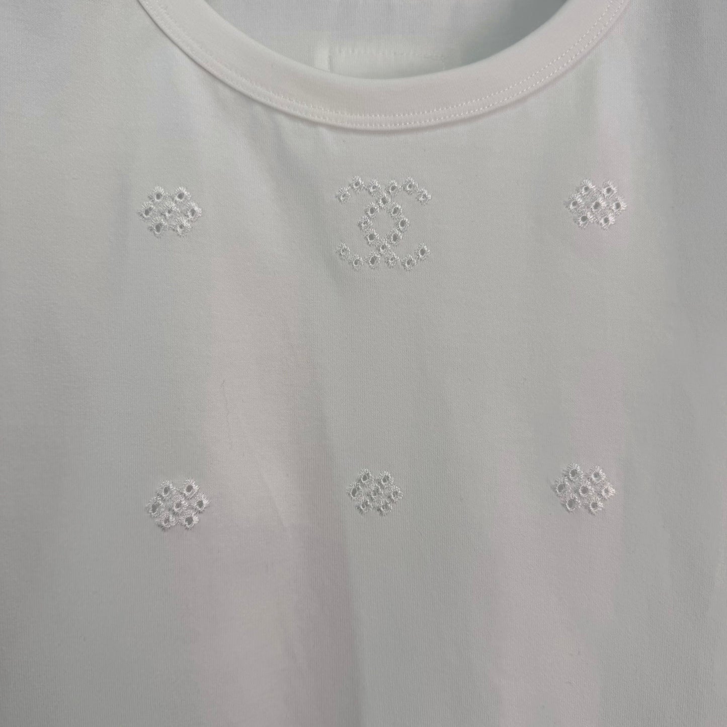 26SS NEUES ausgehöhltes, besticktes T-Shirt