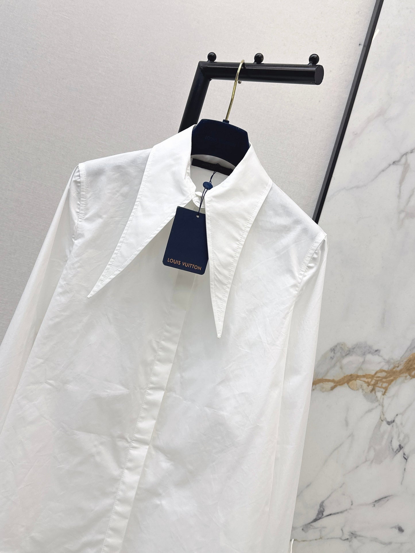 26SS NEUES Langärmliges Hemd mit spitzem Kragen, minimalistisches weißes Hemd