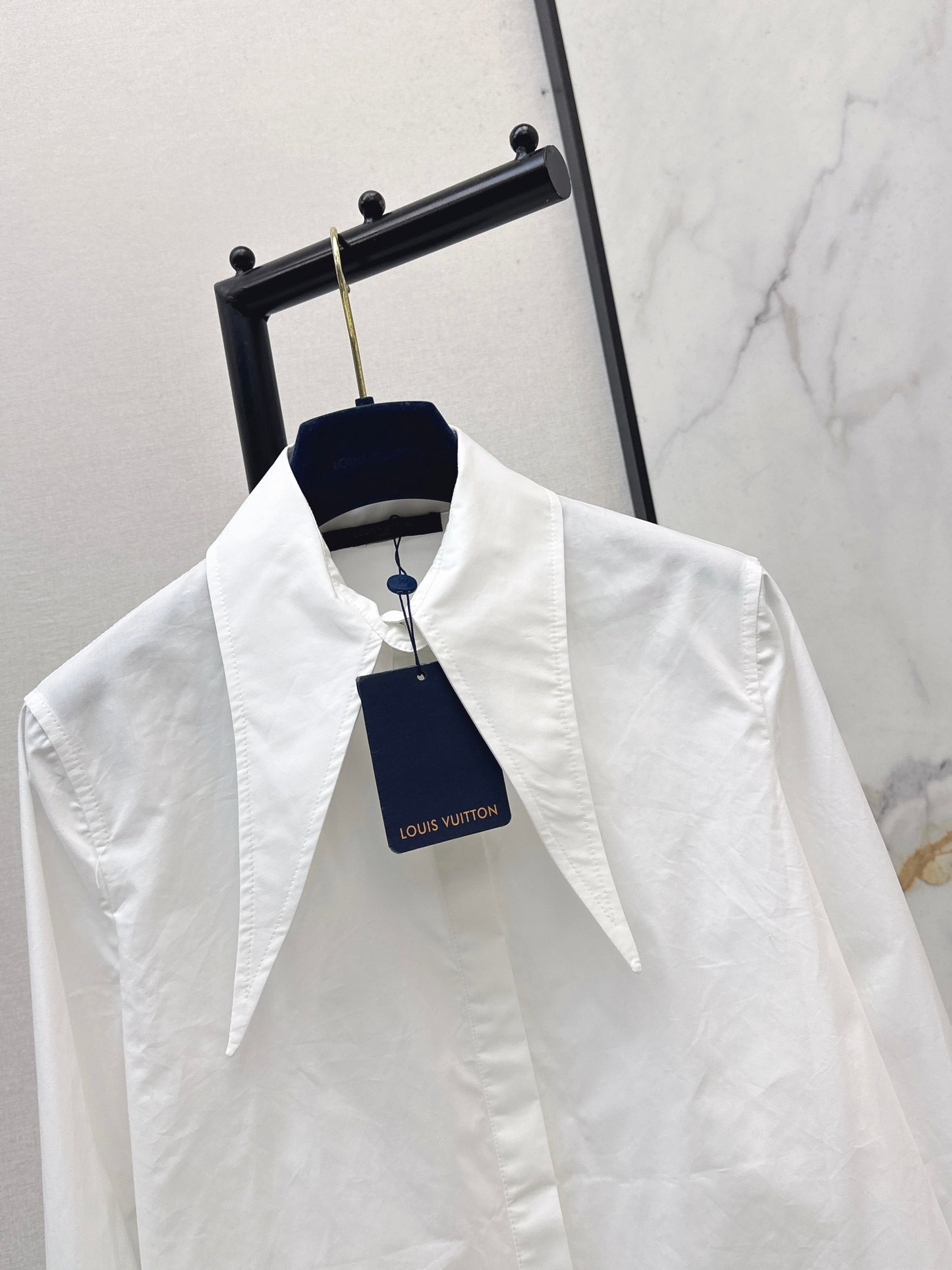 26SS NEUES Langärmliges Hemd mit spitzem Kragen, minimalistisches weißes Hemd