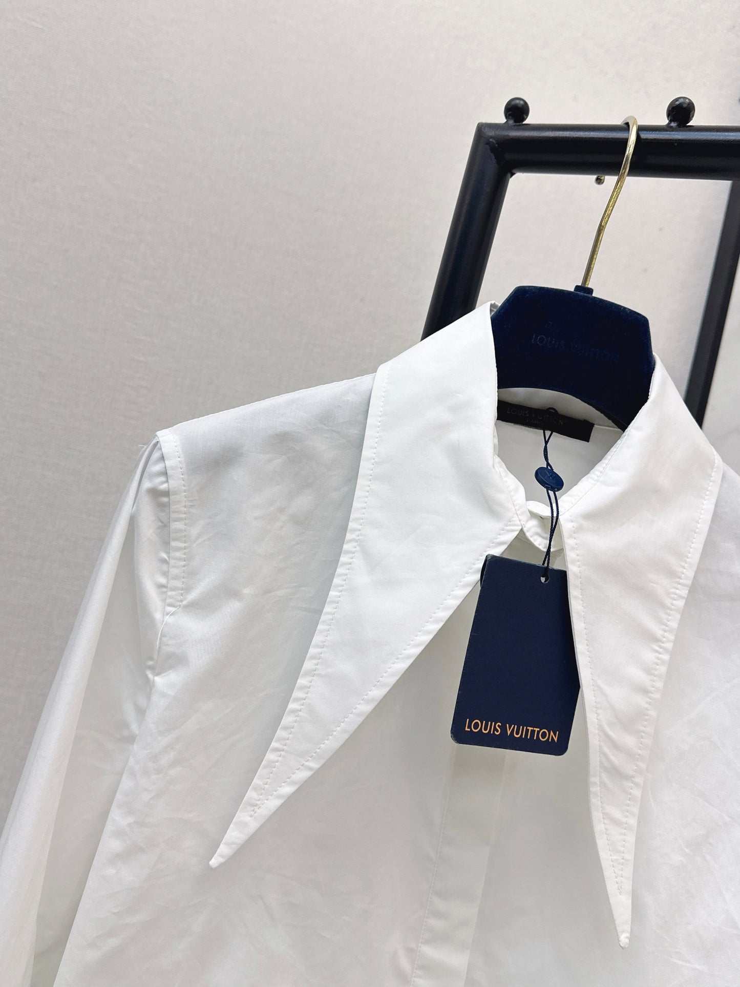 26SS NEUES Langärmliges Hemd mit spitzem Kragen, minimalistisches weißes Hemd