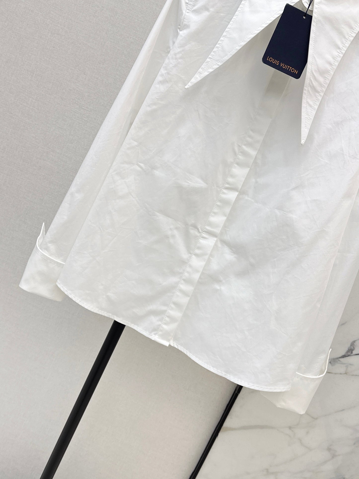 26SS NEUES Langärmliges Hemd mit spitzem Kragen, minimalistisches weißes Hemd