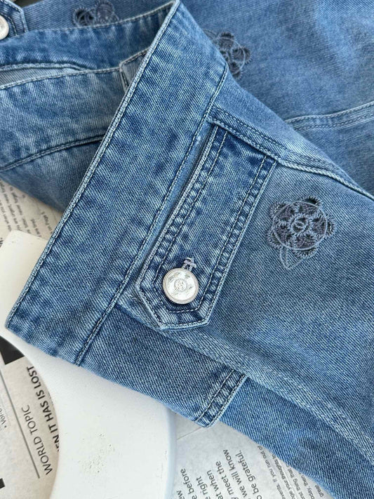 Chaqueta vaquera con logo bordado de camelia