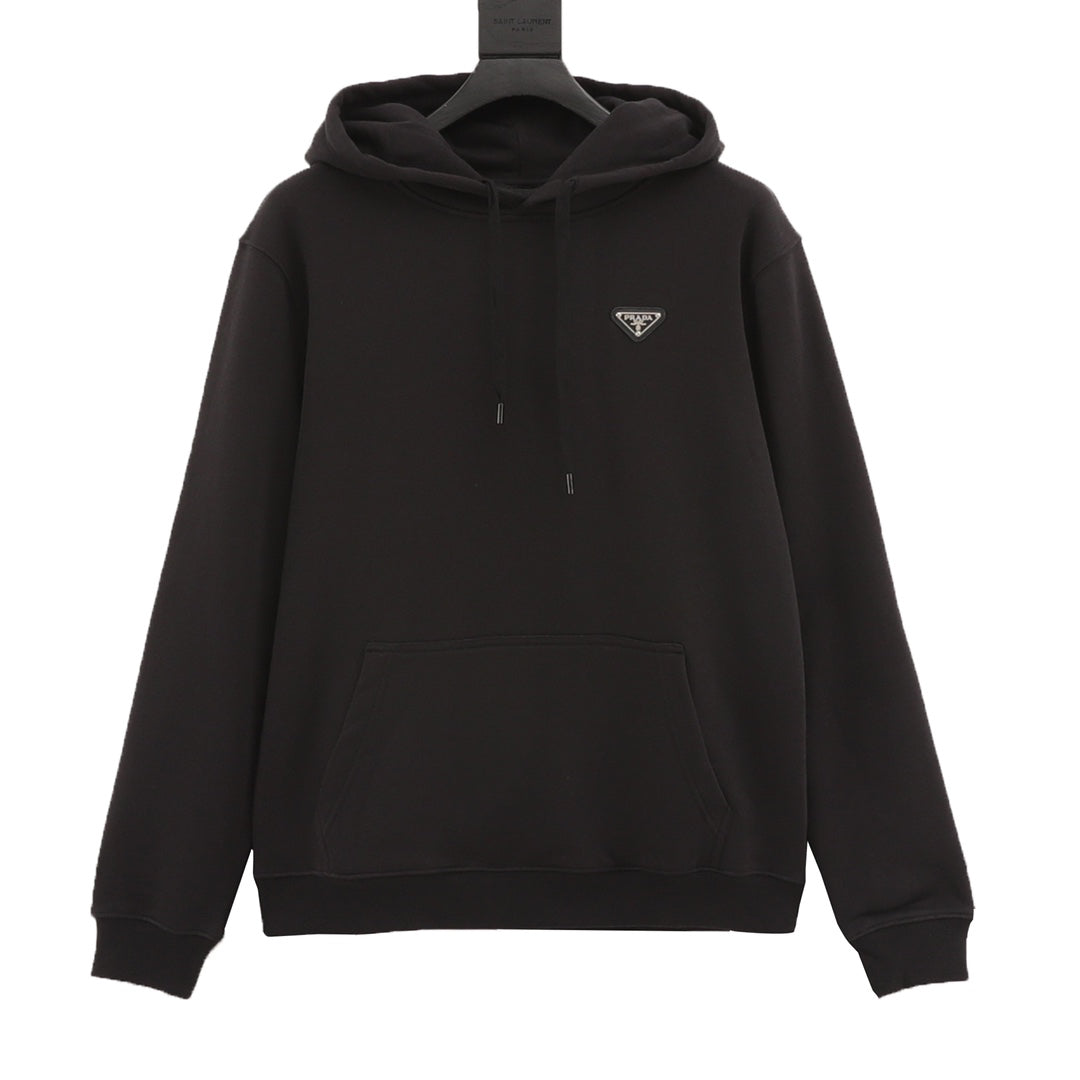 Sudadera con capucha y logo triangular en el pecho.
