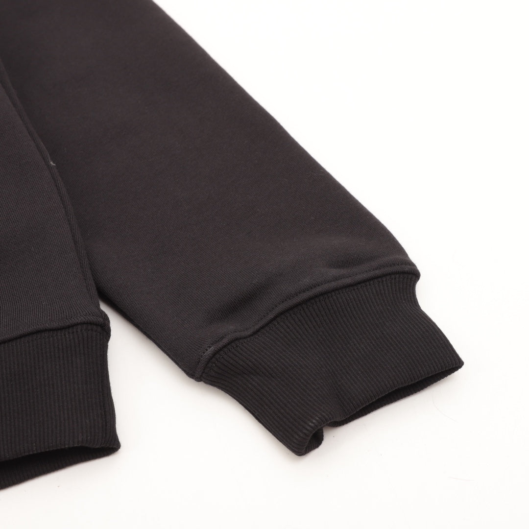 Sudadera con capucha y logo triangular en el pecho.