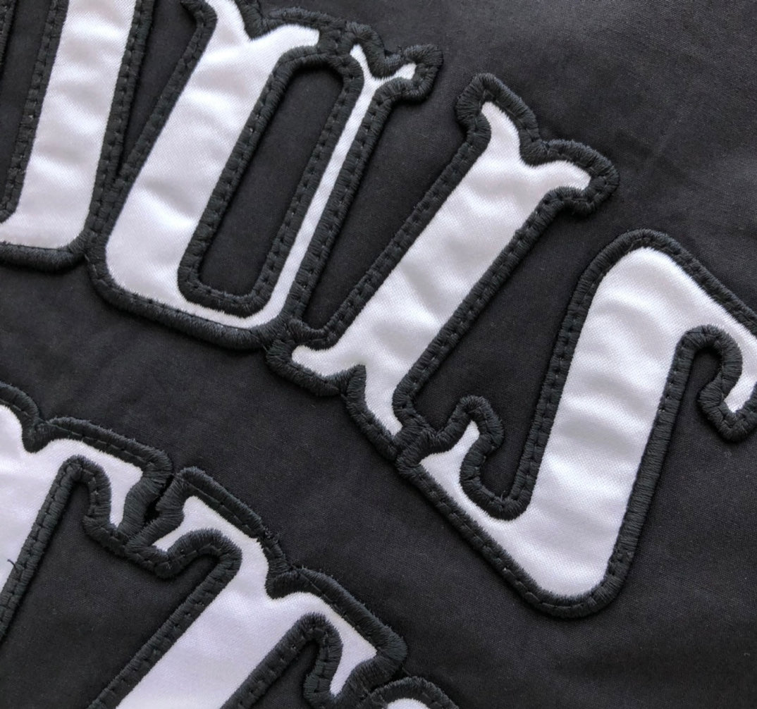 Neuer, mit Würfelmotiven bestickter Baumwollstoff