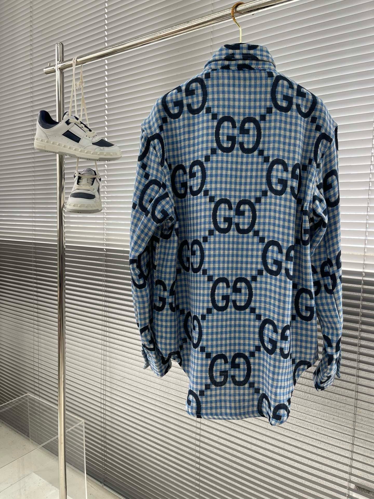 Camisa de lana con logo jacquard