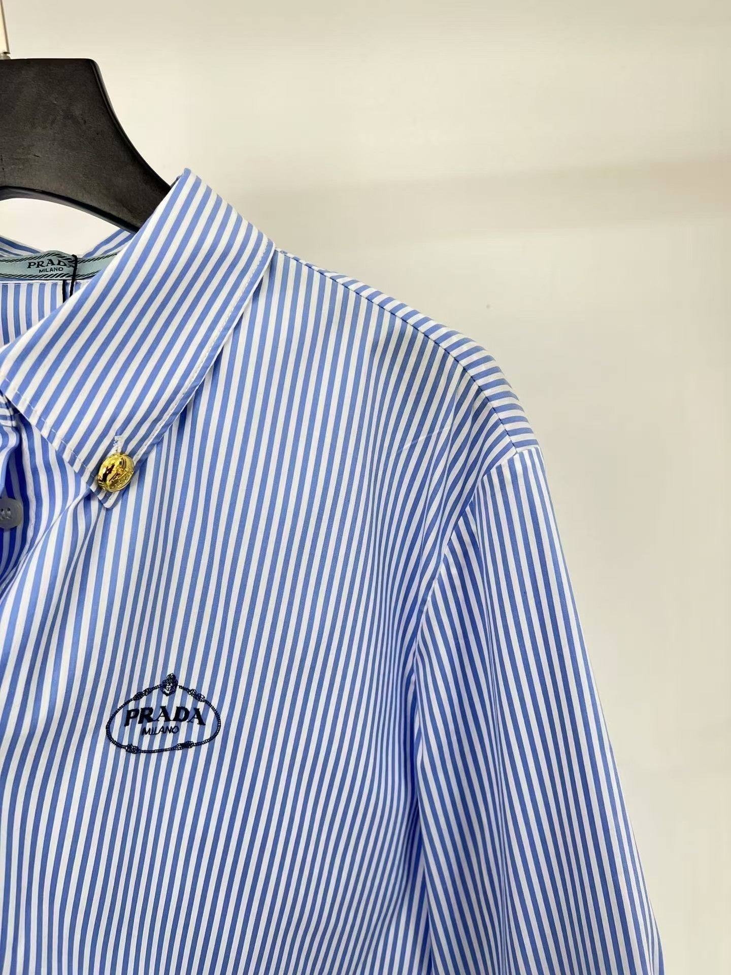 Neues Poloshirt mit astronomischem Alphabet-Stickerei