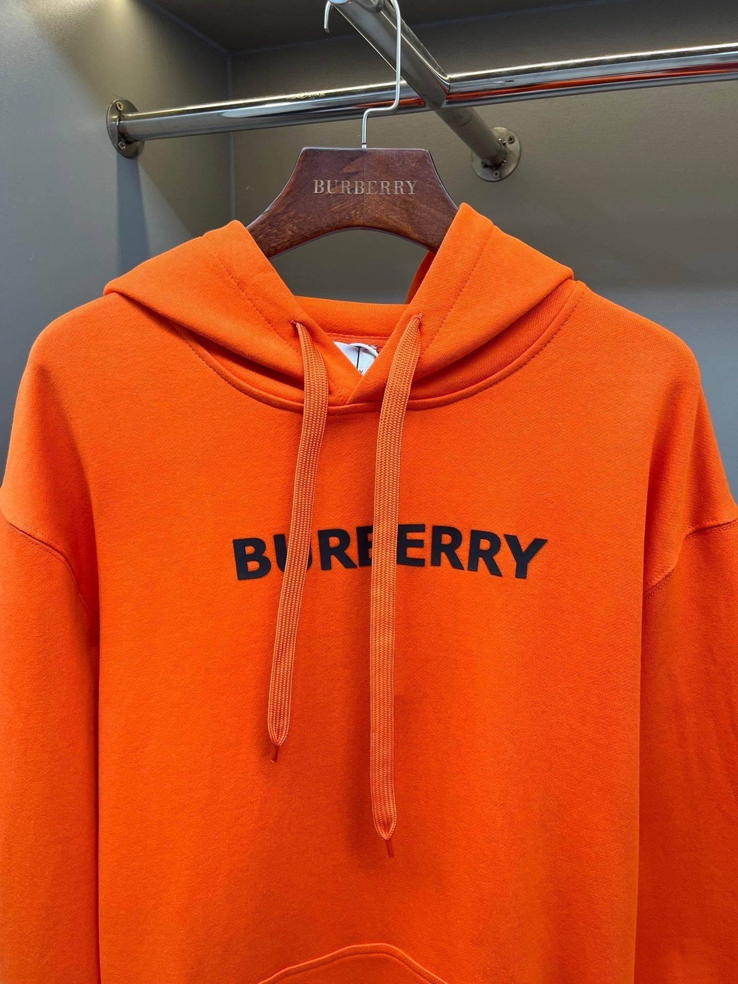 Sudadera con capucha de algodón con logo estampado.