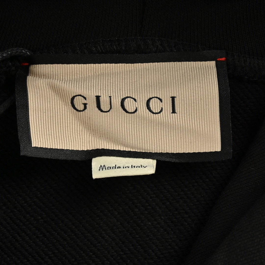 Sudadera con capucha desmontable y estampado de pintalabios en las mangas.