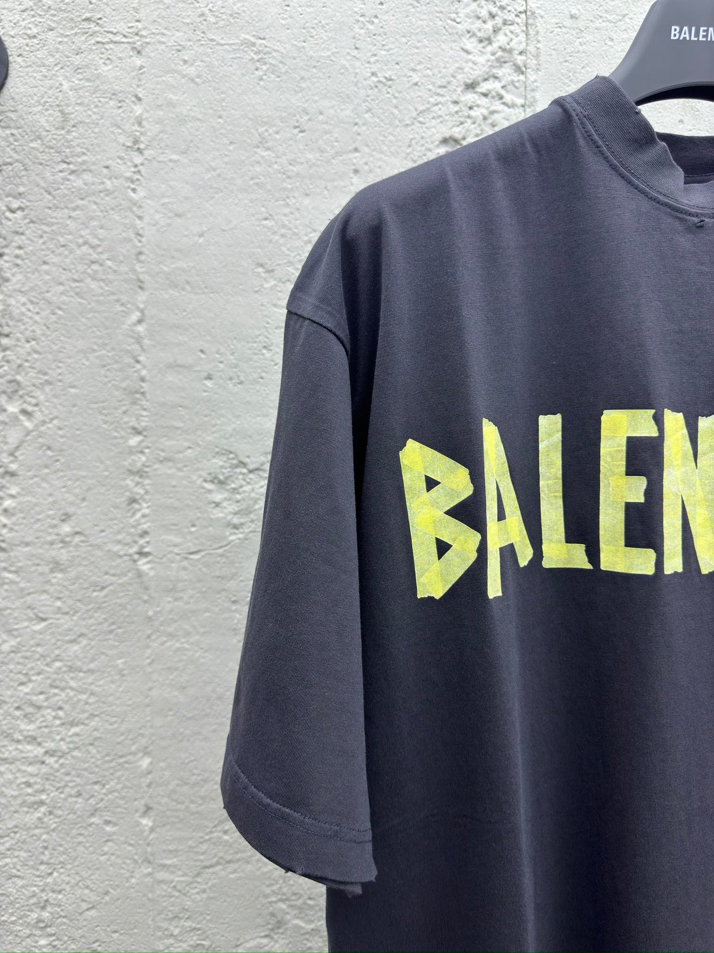 Camiseta con Cinta Adhesiva