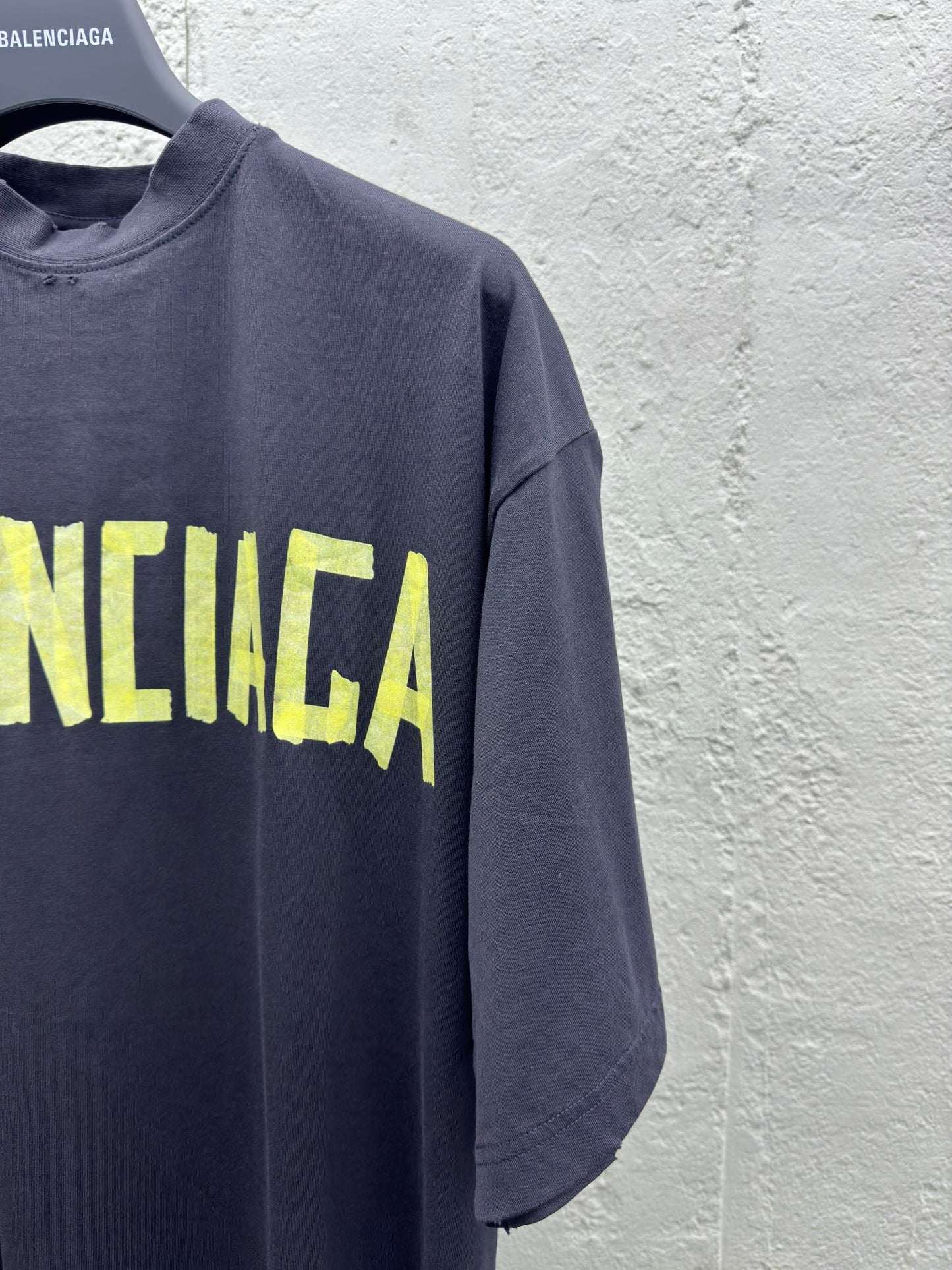 Camiseta con Cinta Adhesiva