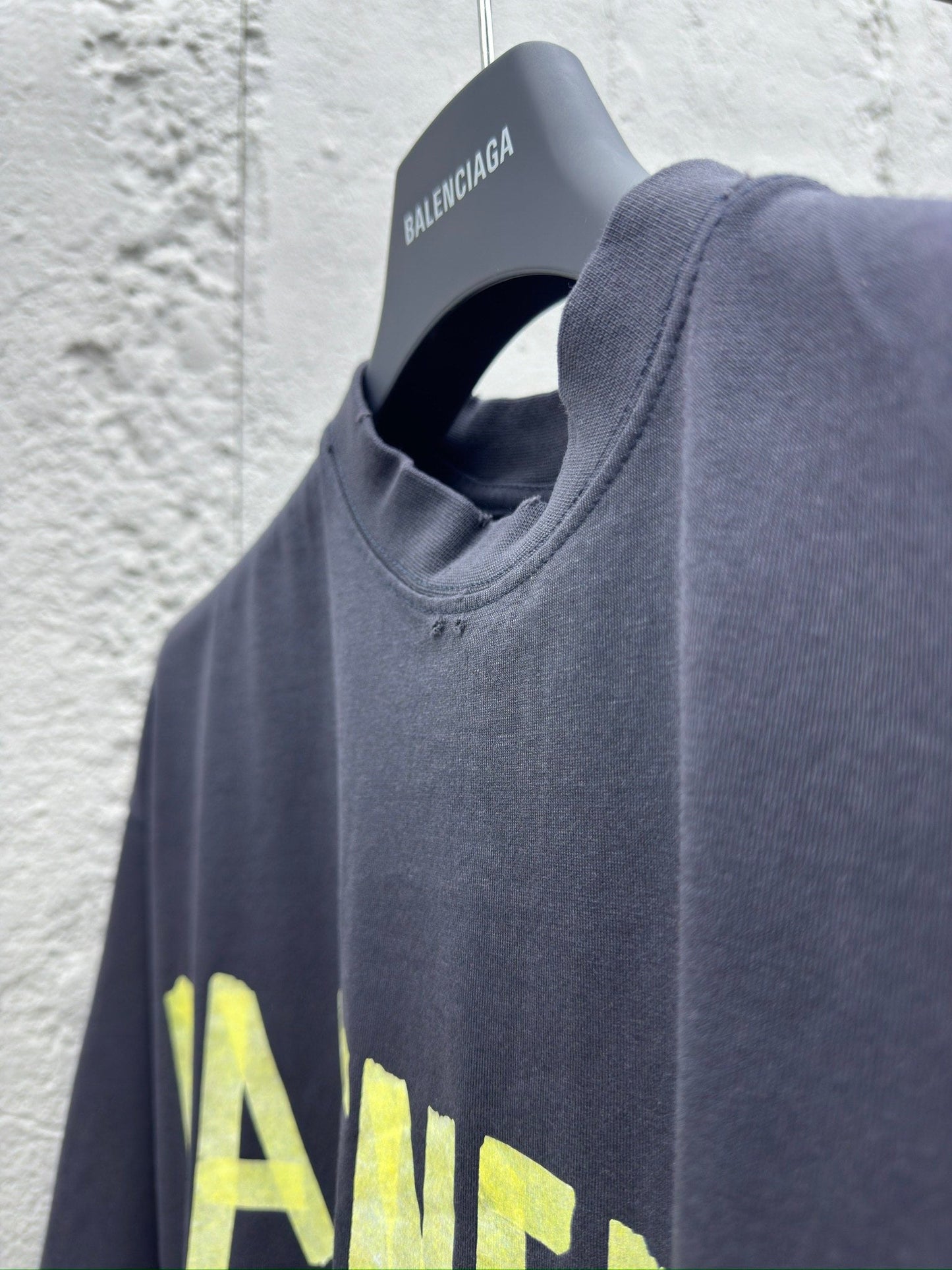 Camiseta con Cinta Adhesiva