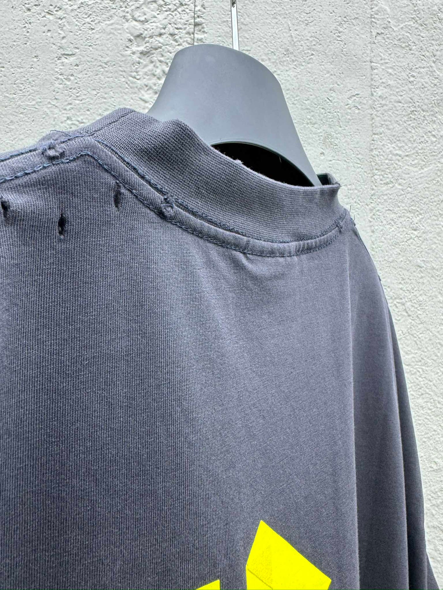 Camiseta con Cinta Adhesiva