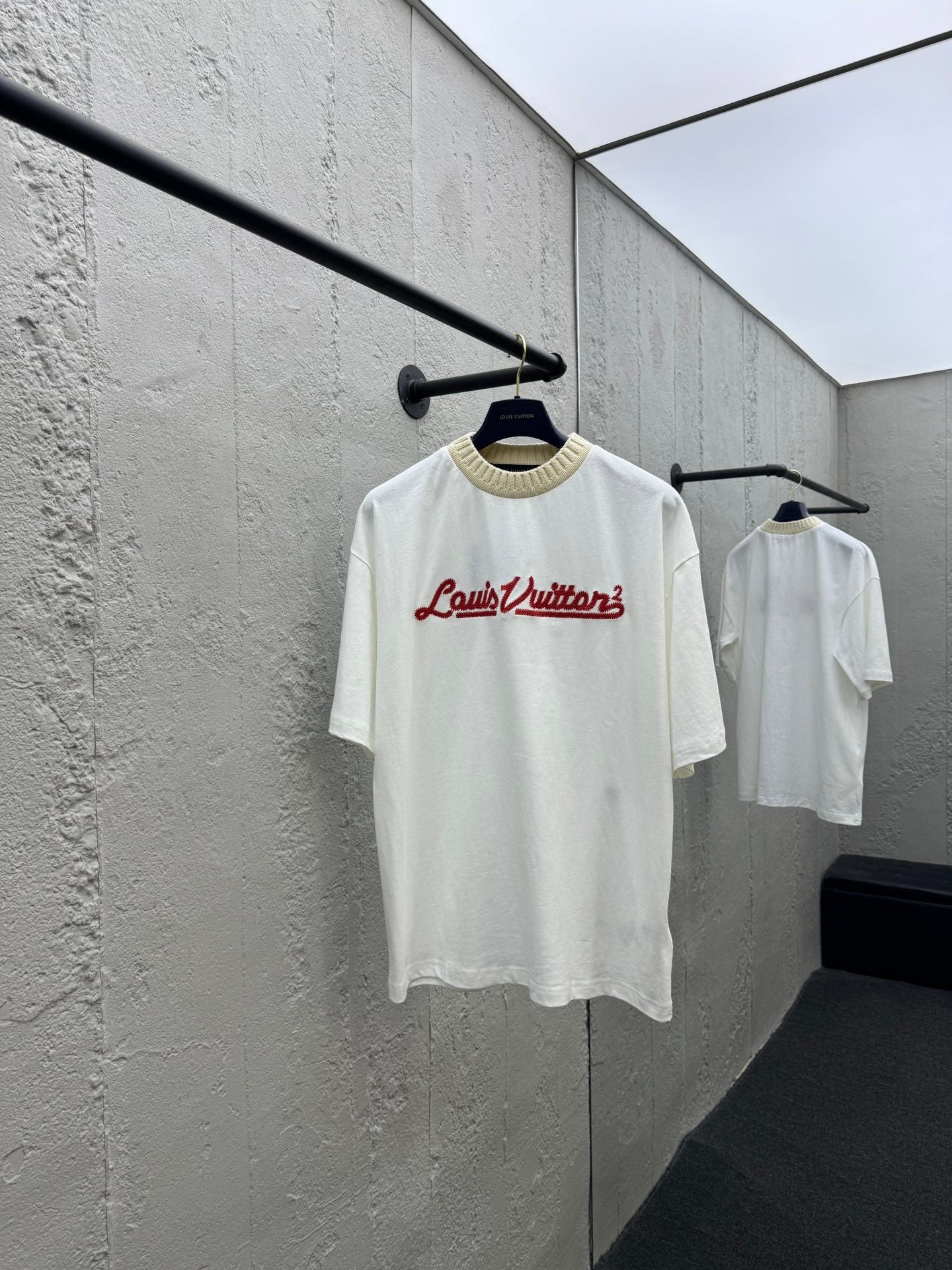 Camiseta de punto de manga corta con bordado conjunto.