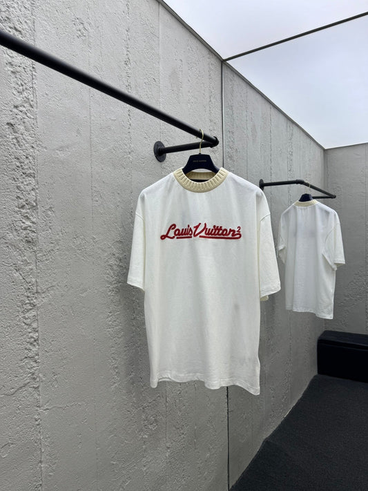 Camiseta de punto de manga corta con bordado conjunto.