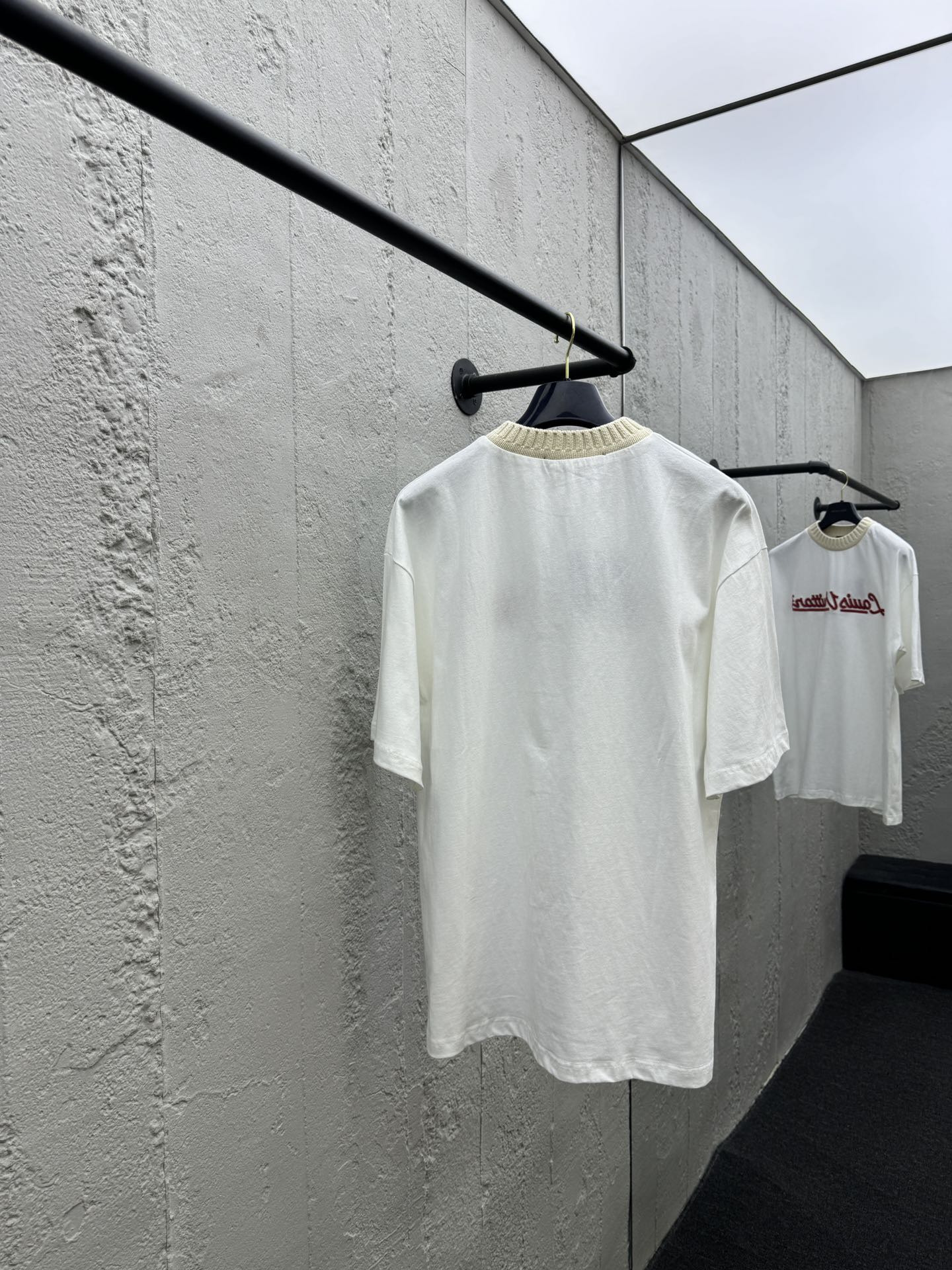 Camiseta de punto de manga corta con bordado conjunto.