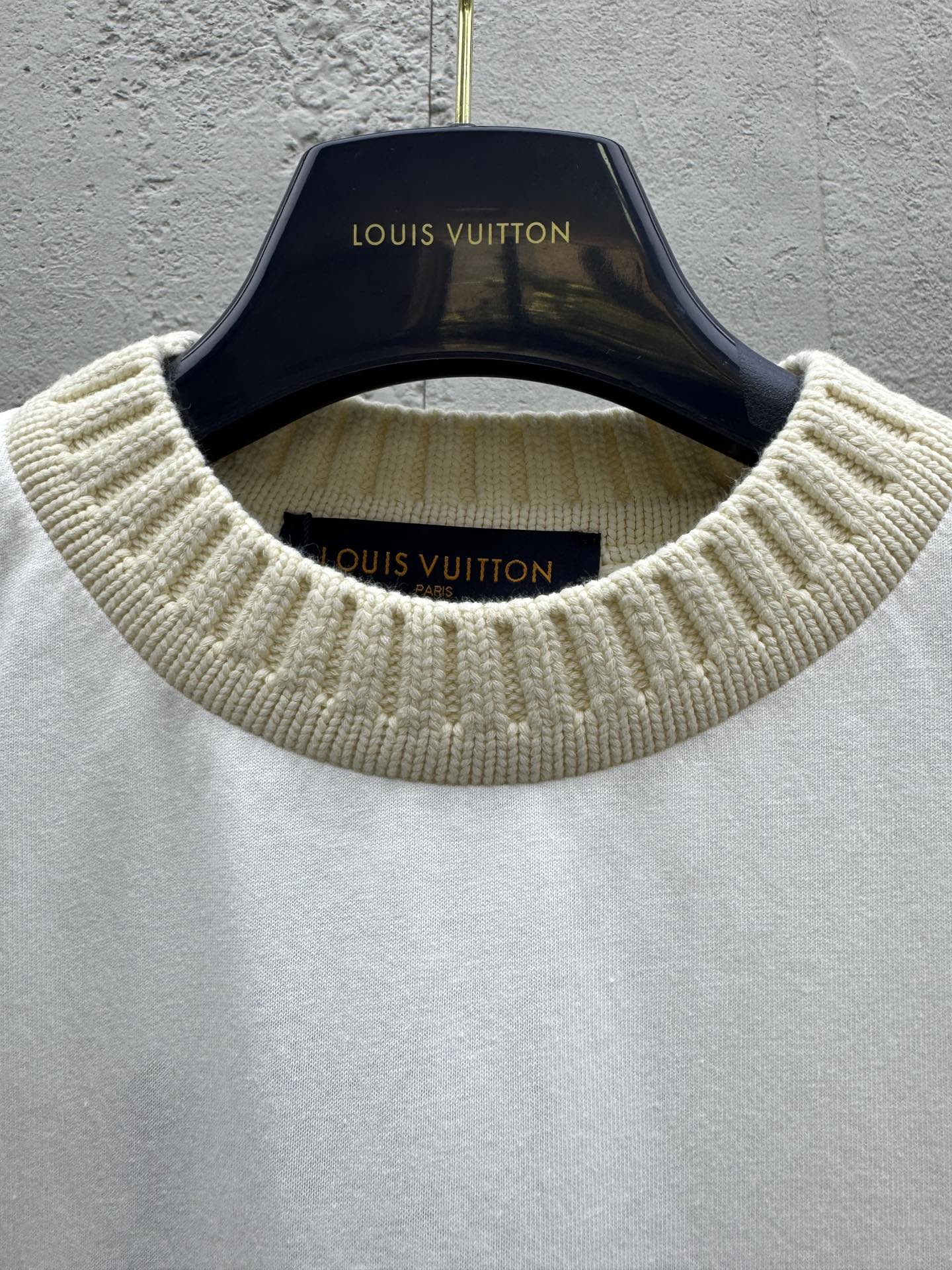 Camiseta de punto de manga corta con bordado conjunto.