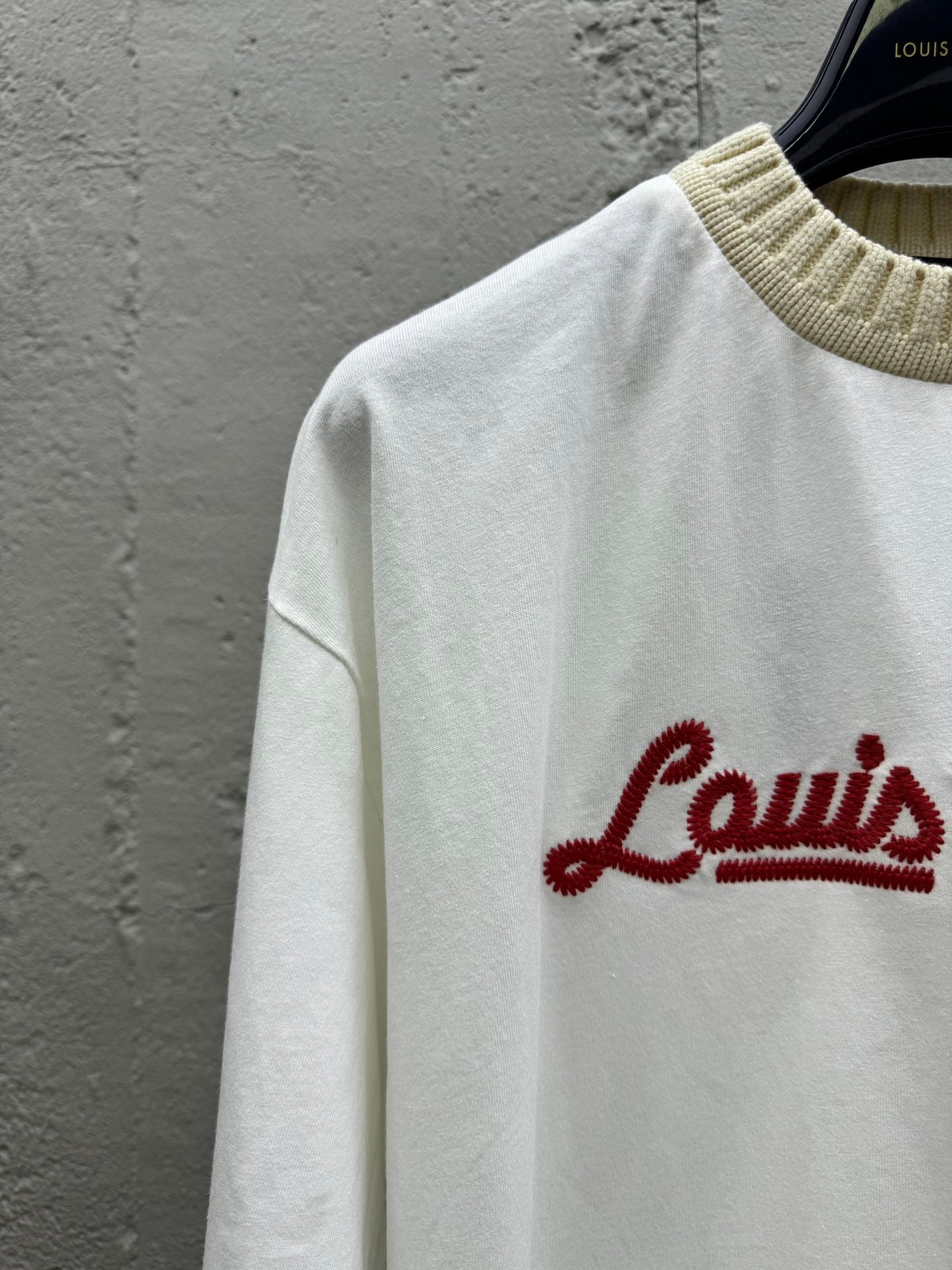 Camiseta de punto de manga corta con bordado conjunto.