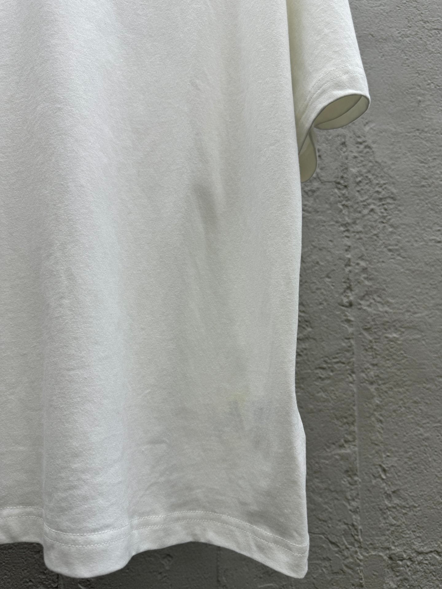 Camiseta de punto de manga corta con bordado conjunto.