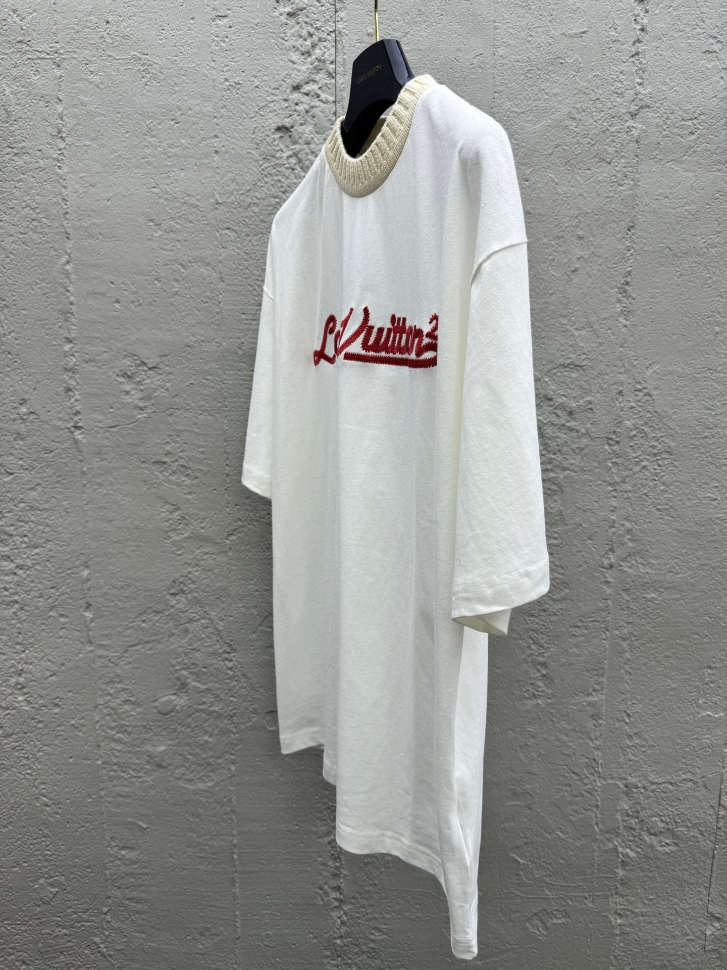 Camiseta de punto de manga corta con bordado conjunto.