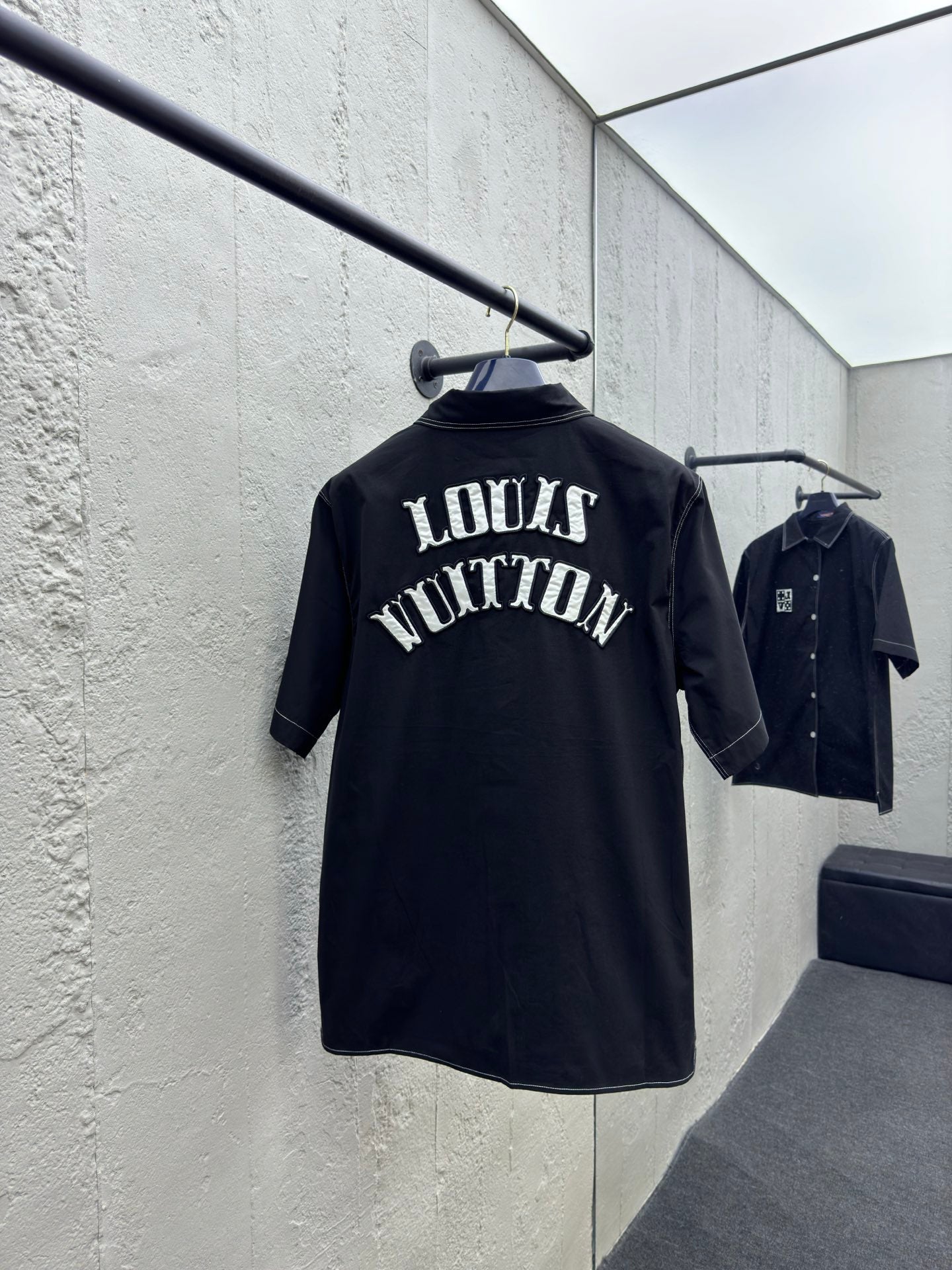 Neuer, mit Würfelmotiven bestickter Baumwollstoff