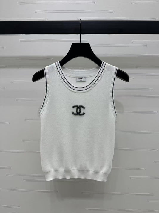 Gestrickte Weste mit Perlenlogo