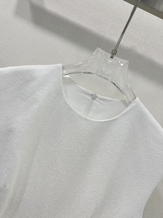 Ärmelloses Kleid mit Sicherheitsnadel-Detail im neuen Stil