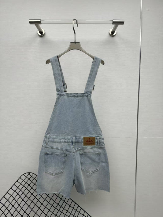 blaue Jeans-Latzhose in lockerer Passform