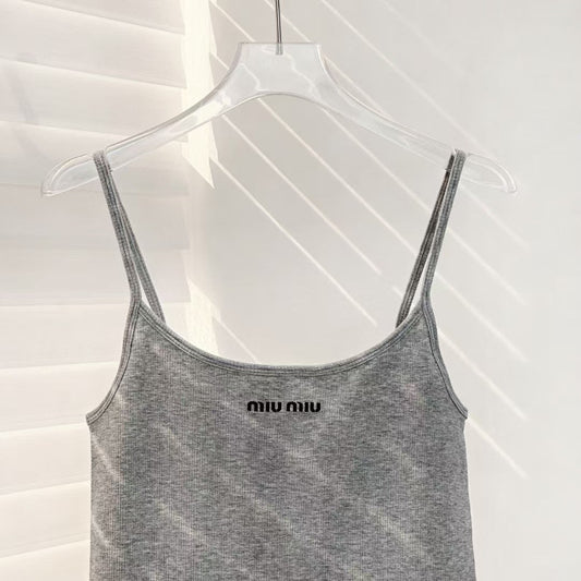 Träger mit Logostickerei