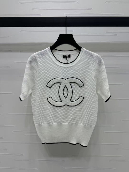 Round neck contrast color double c knitted short sleeves