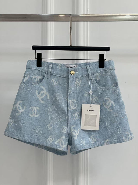 Helle Jeansshorts mit Allover-Jacquardmuster.